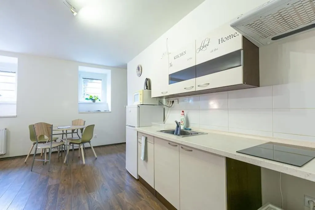 Cozy Basement Flat, Skyshowtime, 3 Minutes To Center Prag 0*,